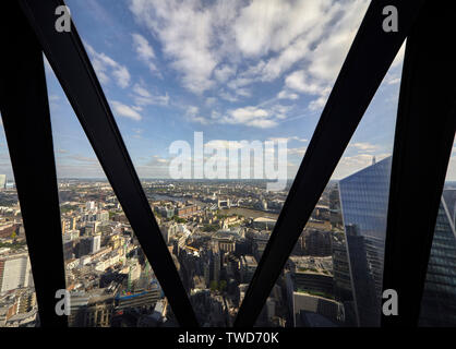 30 St Mary Axe (bisher als der Swiss Re Gebäude bekannt), informell als The Gherkin bekannt, ist eine kommerzielle Wolkenkratzer in London. Stockfoto