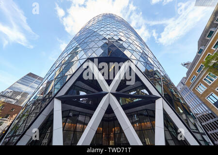 30 St Mary Axe (bisher als der Swiss Re Gebäude bekannt), informell als The Gherkin bekannt, ist eine kommerzielle Wolkenkratzer in London. Stockfoto