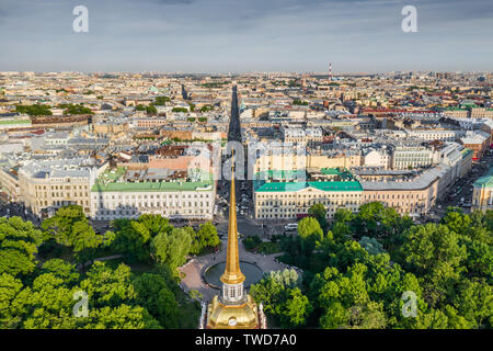 Luftbild des Zentrums von Sankt Petersburg bei Sonnenuntergang, Goldspitze des Admiralitätsgebäudes, Gorohovaya-Straße, grüne Bäume im Park Stockfoto