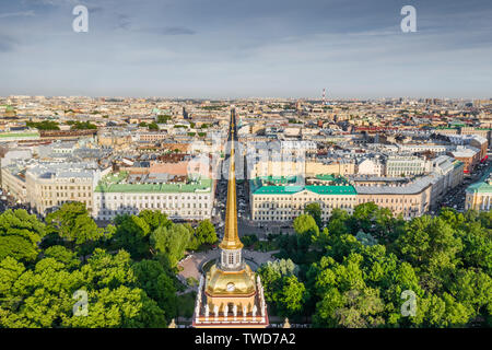 Luftbild des Zentrums von Sankt Petersburg bei Sonnenuntergang, Goldspitze des Admiralitätsgebäudes, Gorohovaya-Straße, grüne Bäume im Park Stockfoto