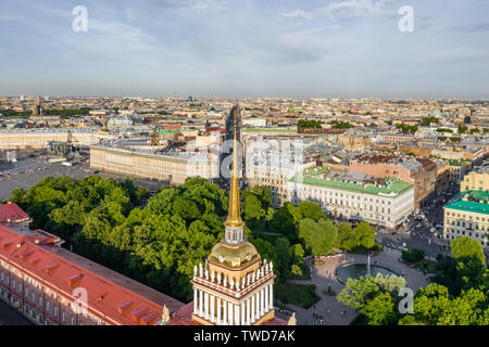 Luftbild des Zentrums von Sankt Petersburg bei Sonnenuntergang, Goldspitze des Admiralitätsgebäudes, Gorohovaya-Straße, grüne Bäume im Park Stockfoto