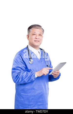 Asiatische alter Mann Arzt in blauer Uniform mit Tablet Stockfoto
