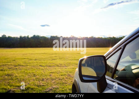 Sommer road trip sonnigen Tag Feld niemand Sonnenuntergang Stockfoto