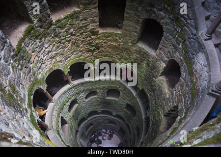 Blick auf die Einleitung und bei der UNESCO Weltkulturerbe der Quinta da Regaleira AKA Der Palast der Monteiro der Millionär, Sintra, Portugal. Stockfoto