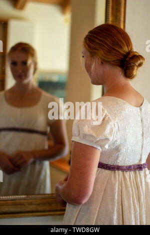 Regency Frau in Creme besticktes Kleid Stockfoto