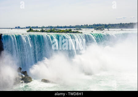 Teil des churning Wasserfall und den Fluss an einem sonnigen Tag am Niagara Falls, Ontario, Kanada. Stockfoto