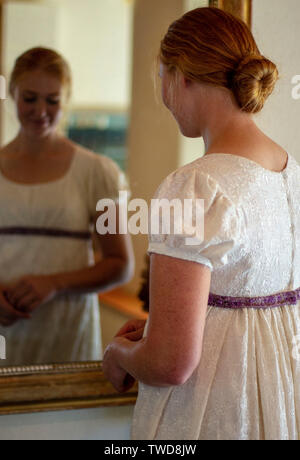 Regency Frau in Creme besticktes Kleid Stockfoto