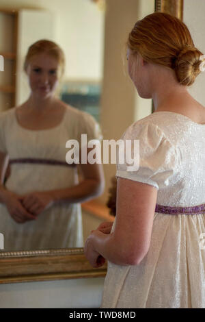 Regency Frau in Creme besticktes Kleid Stockfoto