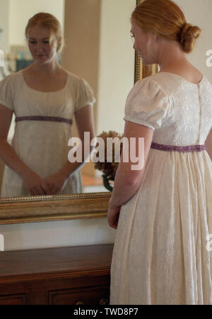 Regency Frau in Creme besticktes Kleid Stockfoto