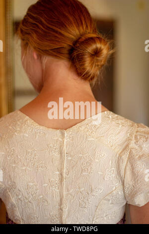 Regency Frau in Creme besticktes Kleid Stockfoto