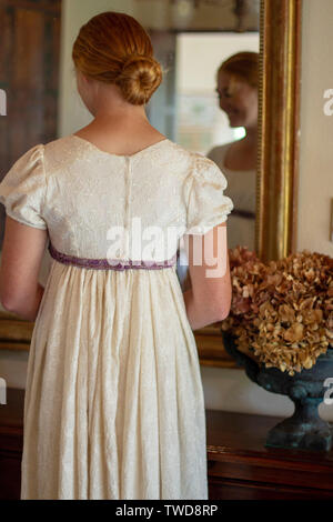 Regency Frau in Creme besticktes Kleid Stockfoto