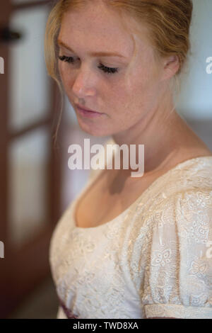 Regency Frau in Creme besticktes Kleid Stockfoto