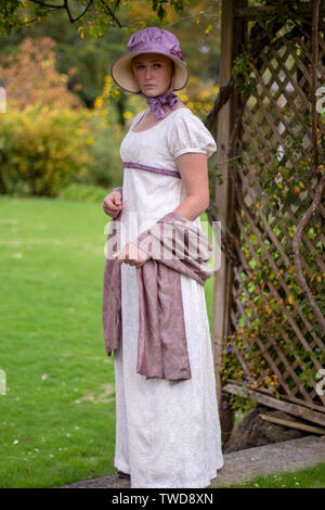 Regency Frau in Creme besticktes Kleid Stockfoto
