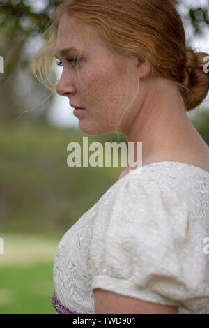 Regency Frau in Creme besticktes Kleid Stockfoto