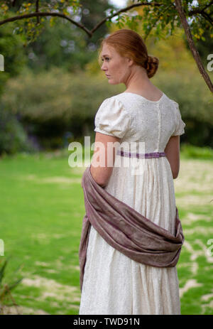 Regency Frau in Creme besticktes Kleid Stockfoto