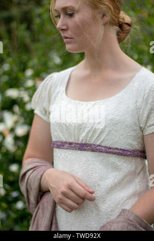 Regency Frau in Creme besticktes Kleid Stockfoto
