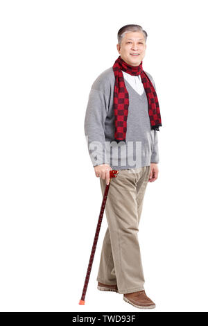 Asiatische Greis in Pullover und Schal mit Rohrstock Stockfoto