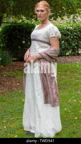 Regency Frau in Creme besticktes Kleid Stockfoto