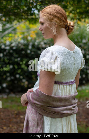Regency Frau in Creme besticktes Kleid Stockfoto