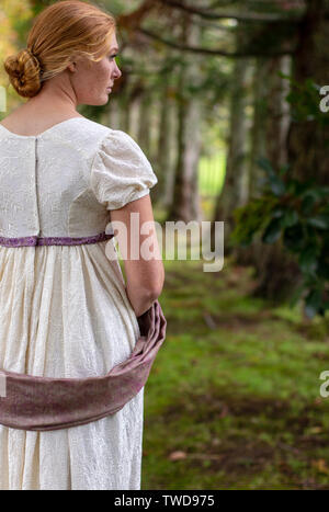 Regency Frau in Creme besticktes Kleid Stockfoto