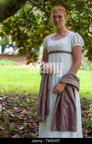 Regency Frau in Creme besticktes Kleid Stockfoto