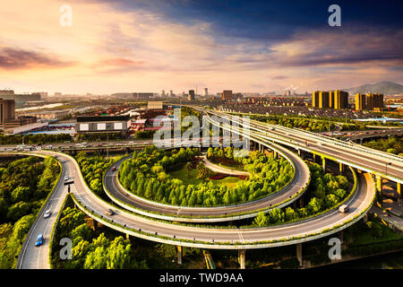 Erhöhte Überführung mit Skyline des modernen Stadt während des Sonnenuntergangs. Stockfoto