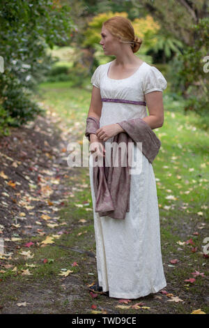 Regency Frau in Creme besticktes Kleid Stockfoto