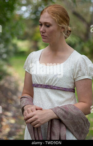 Regency Frau in Creme besticktes Kleid Stockfoto