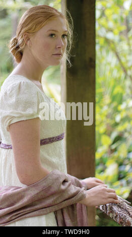 Regency Frau in Creme besticktes Kleid Stockfoto