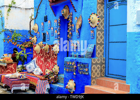 CHEFCHAOUEN, MAROKKO - April 24, 2019: Bunte marokkanische Stoffen und handgefertigte Souvenirs auf der Straße in die blaue Stadt Chefchaouen, Marokko, Afrika. Stockfoto