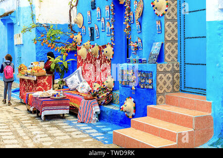 CHEFCHAOUEN, MAROKKO - April 24, 2019: Bunte marokkanische Stoffen und handgefertigte Souvenirs auf der Straße in die blaue Stadt Chefchaouen, Marokko, Afrika. Stockfoto