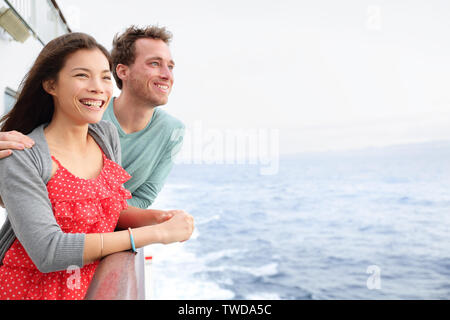 Kreuzfahrtschiff Paar romantische auf Boot an Ansehen in der Romantik. Glückliche Liebhaber, Frau und Mann reisen urlaub reisen Segeln auf dem offenen Meer Ozean. Junge asiatische Frau und kaukasischen Mann. Stockfoto