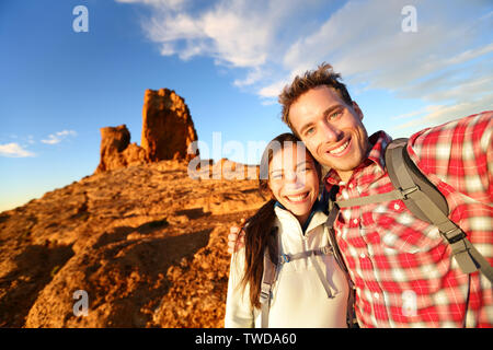 Selfie - glückliches Paar, self portrait Foto wandern. Zwei Liebende oder Freunden auf Wanderung in die Kamera lächeln im Freien Berge von Roque Nublo, Gran Canaria, Kanarische Inseln, Spanien. Stockfoto