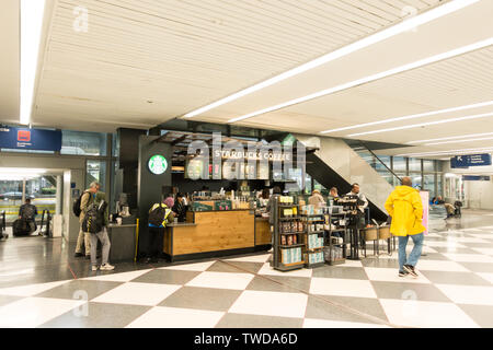 Starbucks Coffee Kiosk an der United Airlines Gepäckausgabe am Chicago O'Hare International Airport Stockfoto