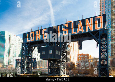 Historische Long Island Zeichen aus Gantry State Park in Long Island City, Queens New York gesehen Stockfoto