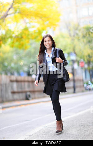 Young Urban professional Frau zu Fuß in der Stadt. Mode Mädchen lebende Stadt Lebensstil in Lederjacke im Herbst fallen. Trendigen, modernen Frau. Multirassischen asiatischen Kaukasischen Modell. Stockfoto