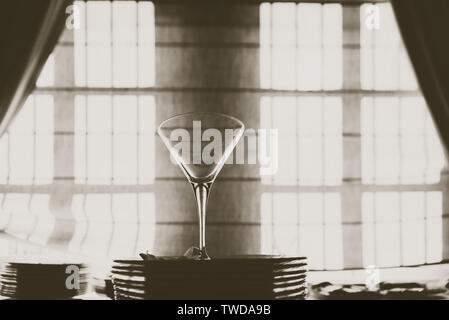 Leere Eisbecher elegant auf Platten, Schwarz und Weiß Foto angeordnet. Stockfoto