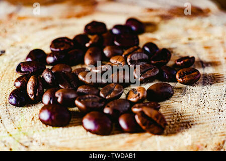 Detail von gerösteten Kaffeebohnen, in Kolumbien produziert. Stockfoto