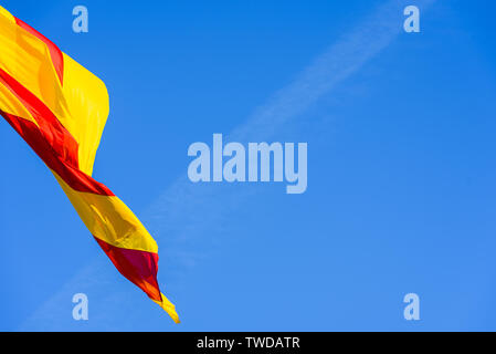 Flagge von Katalonien und Valencia winken mit ihren roten und gelben Streifen in den Wind. Stockfoto