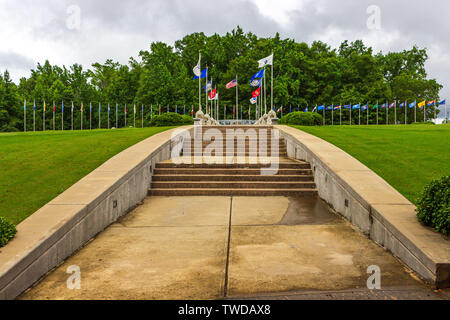 McDonough, Georgia/USA, 9. Juni 2019: Stufen führen zu den Veteranen "Wand der Ehre in Heritage Park. Stockfoto