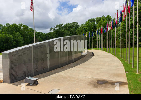 McDonough, Georgia/USA, 9. Juni 2019: Ein Blick auf die Veteranen "Wand der Ehre mit Flaggen in den Heritage Park gesäumt. Stockfoto