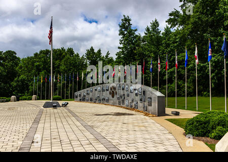 McDonough, Georgia/USA, 9. Juni 2019: Ein Blick auf die Veteranen "Wand der Ehre mit Flaggen in den Heritage Park gesäumt. Stockfoto