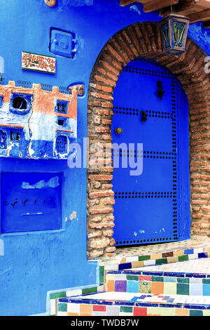 Chefchaouen, eine Stadt mit blau bemalten Häusern. Eine Stadt mit schmalen, schönen, blauen Straßen. Tanger, Marokko, Afrika Stockfoto