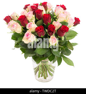 Bündel von frischen schönen roten und rosa Rosen in einer Glasvase auf weißem Hintergrund Stockfoto