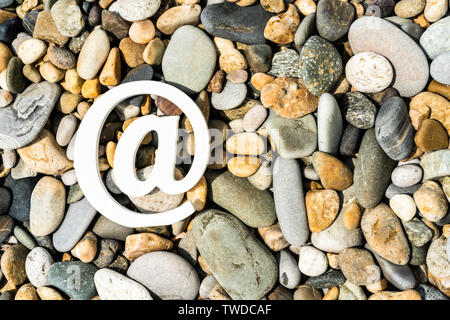 E-mail Sign auf dem Meer Kiesel. Konzept für e-Mail, Kommunikation oder kontaktieren Sie uns Stockfoto