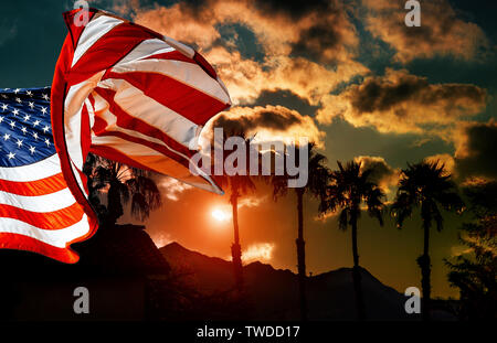 Amerikanische Flagge im Tropical Sunset von Palm Tree Silhouette auf einem Hintergrund Stockfoto