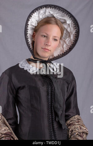 Junge Victorian Woman in Black ensemble Stockfoto