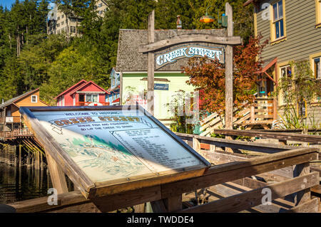 Sept. 17, 2018 - Ketchikan, AK: Informationen Karte und historischen bunten Holzhäusern der Creek St., auf einem erhöhten Promenade über Ketchican Creek gebaut. Stockfoto