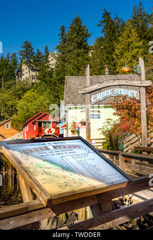 Sept. 17, 2018 - Ketchikan, AK: Informationen Karte und historischen bunten Holzhäusern der Creek St., auf einem erhöhten Promenade über Ketchican Creek gebaut. Stockfoto