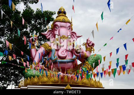 Eine neue bunte Tempel mit aufwändiger Handarbeit gebaut, in der Landschaft von South Eastern Thailand Stockfoto